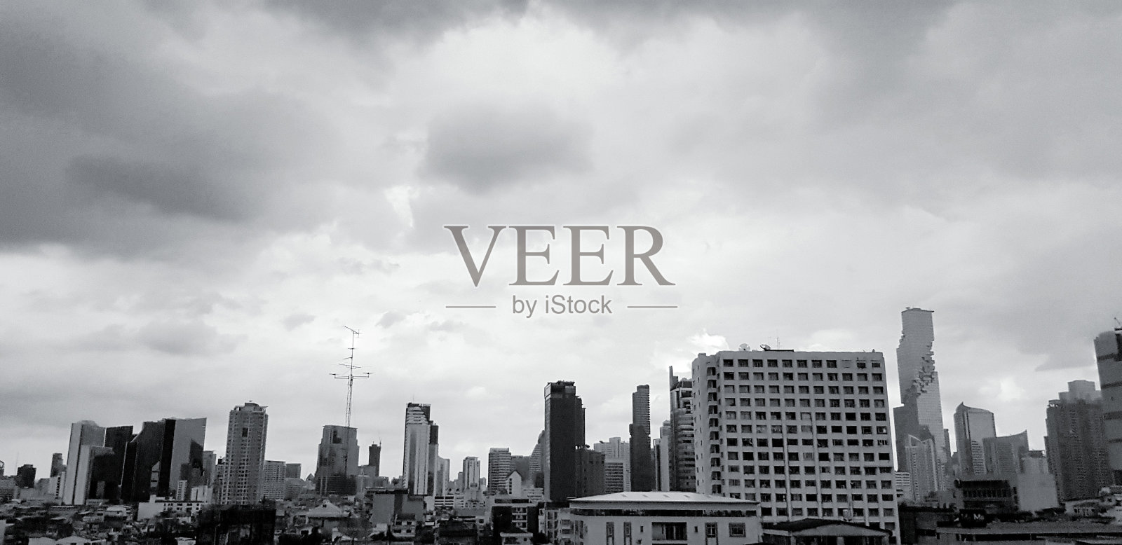 曼谷的一组高层建筑与天空和云的背景照片摄影图片