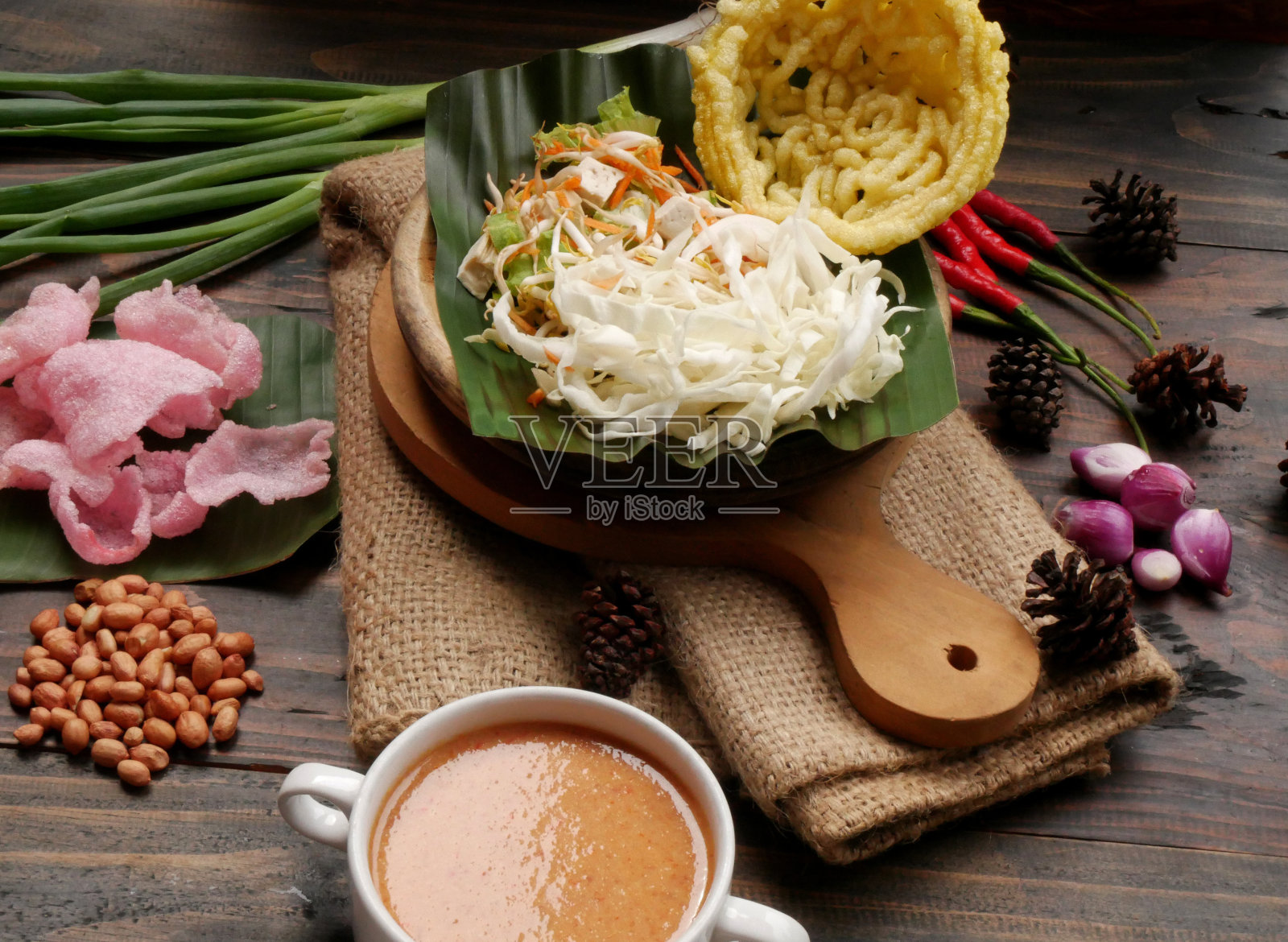 asian Betawi的选择性焦点。来自雅加达的Betawi人的蔬菜亚洲菜是腌制的中国卷心菜，卷心菜，豆芽，豆腐和生菜，配上花生酱和krupuk照片摄影图片