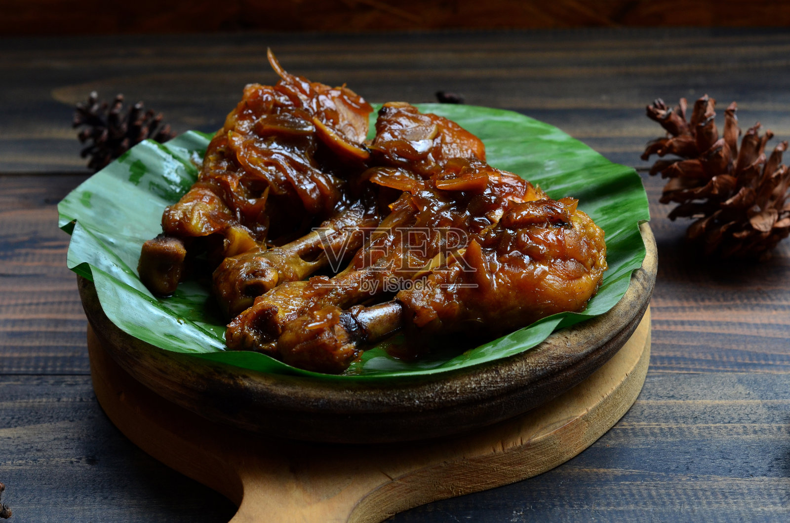 美味的鸡酱油。马来西亚人叫Ayam Masak Kicap，印尼人叫Ayam kecap。有选择性的重点。照片摄影图片