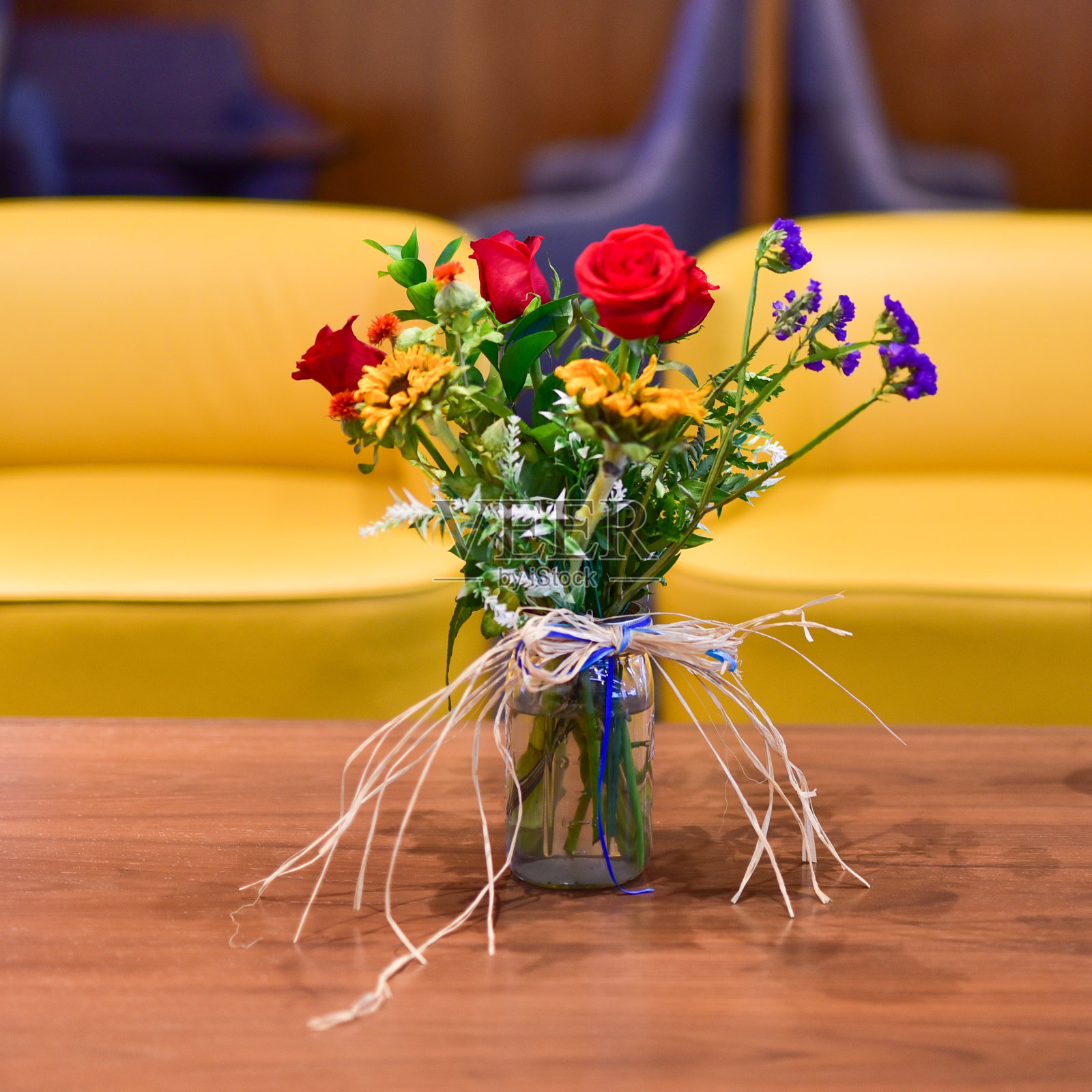 明亮和丰富多彩的花卉中心布置照片摄影图片