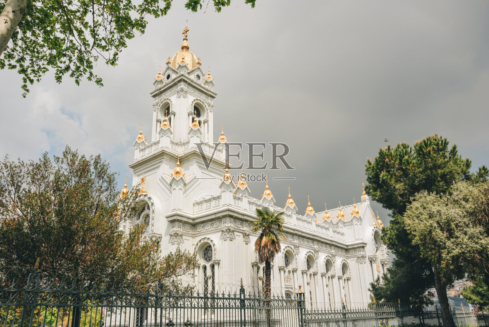 土耳其伊斯坦布尔金角的保加利亚圣斯蒂芬教堂(铁教堂)。伊斯坦布尔有120年历史的保加利亚东正教铁教堂在修复后重新开放。照片摄影图片