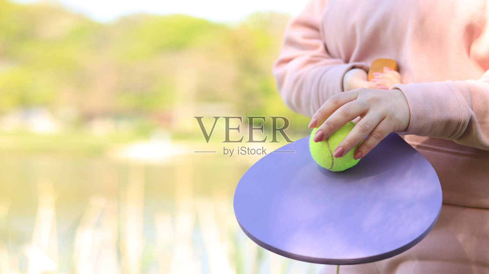 户外运动休闲活动。绿色网球和球拍，复印空间。照片摄影图片