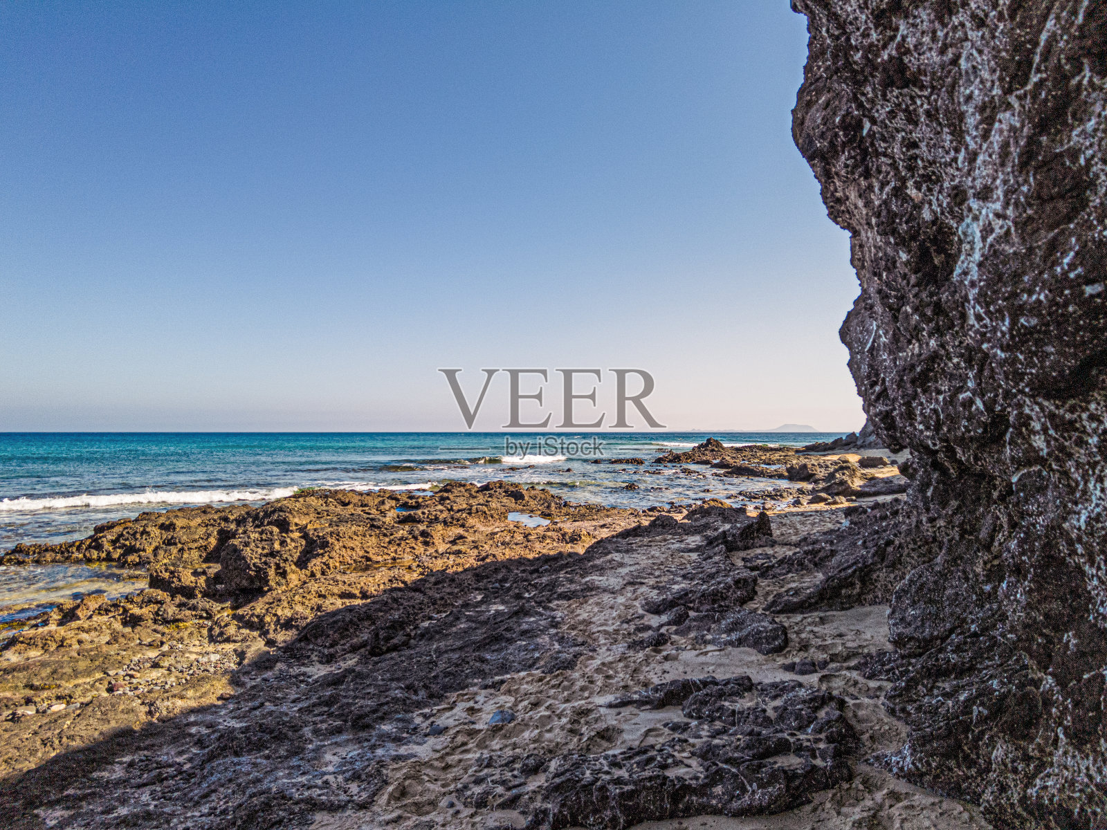 在兰萨罗特加那利岛的洛斯阿贾奇斯国家公园，俯瞰岩石嶙峋的海岸线照片摄影图片