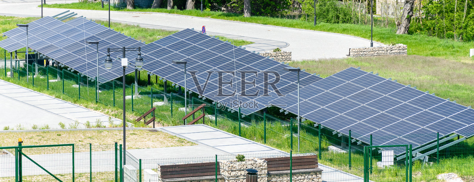 绿草背景上的光伏板照片摄影图片