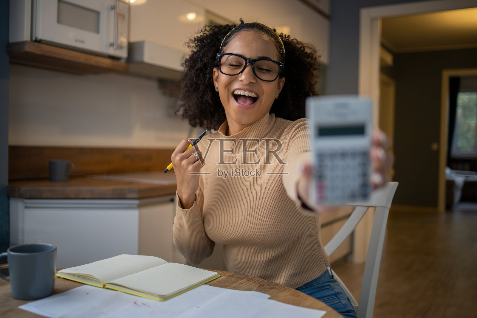 年轻女子正在处理文书工作照片摄影图片