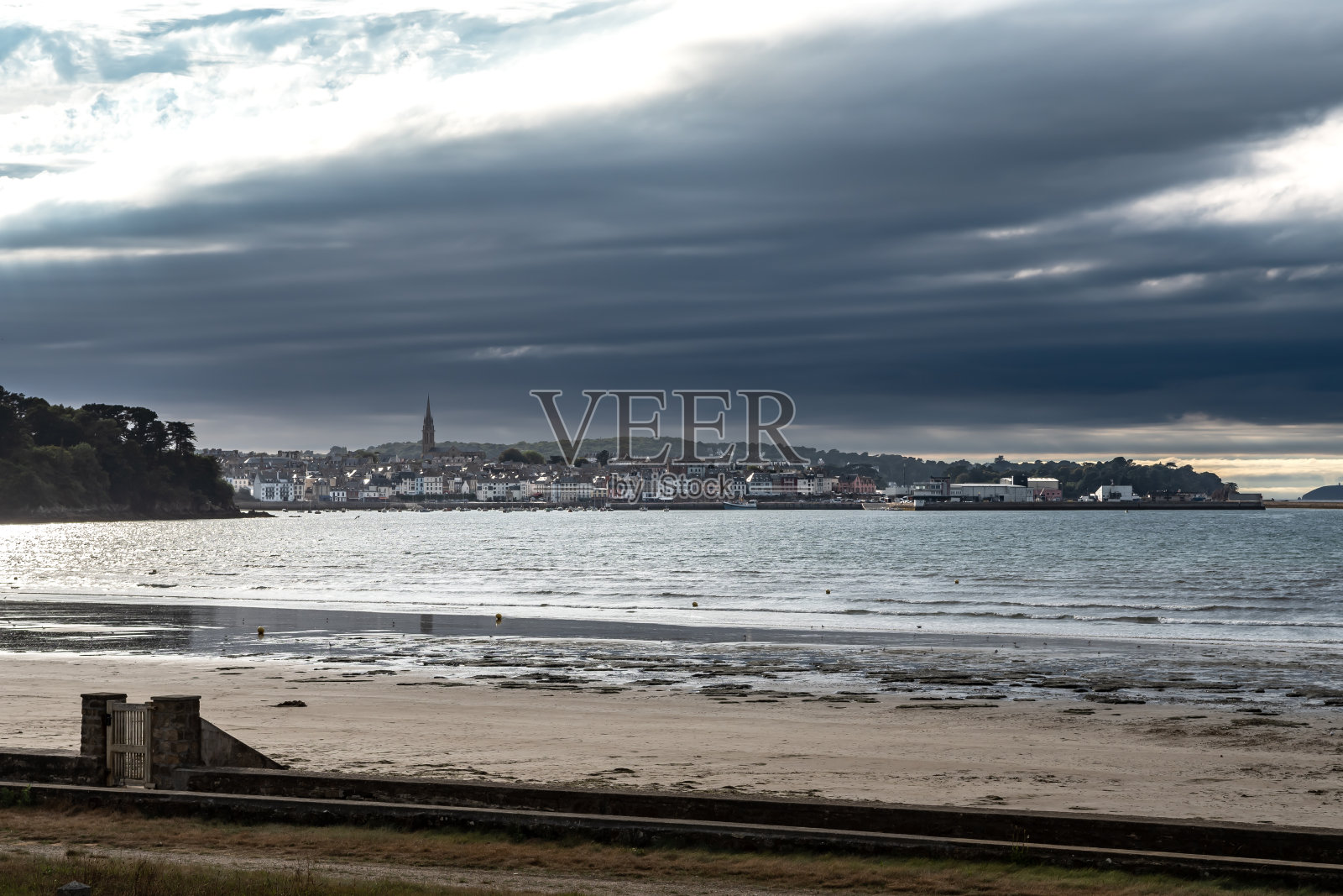 法国布列塔尼岛大西洋沿岸的杜阿内内斯市海滩上的杜里斯海滩照片摄影图片