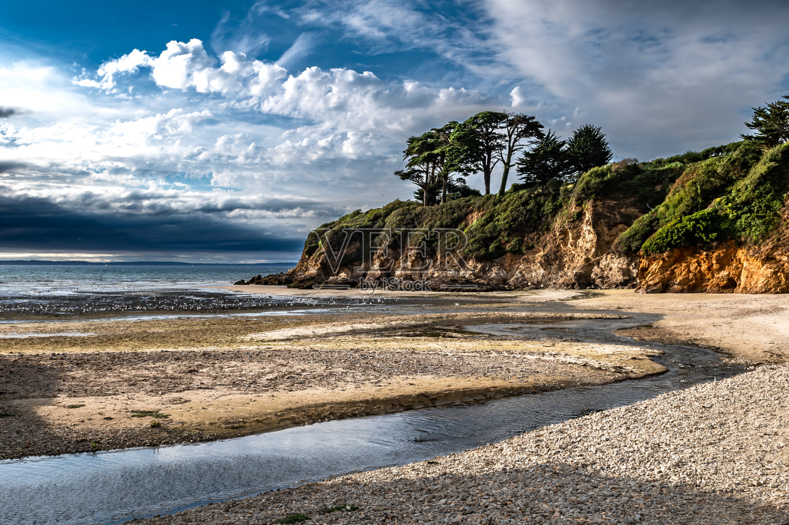 法国布列塔尼岛大西洋沿岸的杜阿内内斯市海滩上的杜里斯海滩照片摄影图片