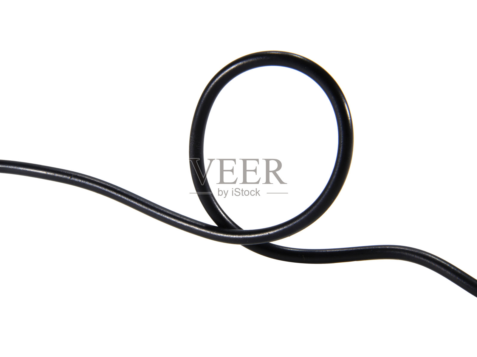 黑色电线电缆的usb和适配器隔离在白色背景。电子连接器。选择重点。照片摄影图片