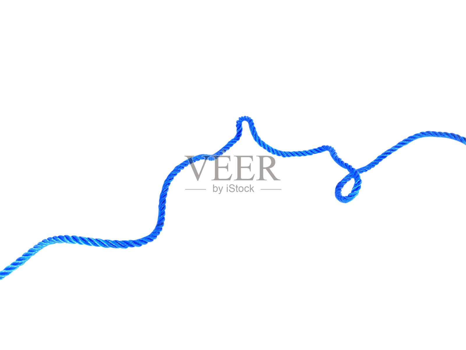 蓝色电线电缆的usb和适配器隔离在白色背景。电子连接器。选择重点。剪切路径。照片摄影图片