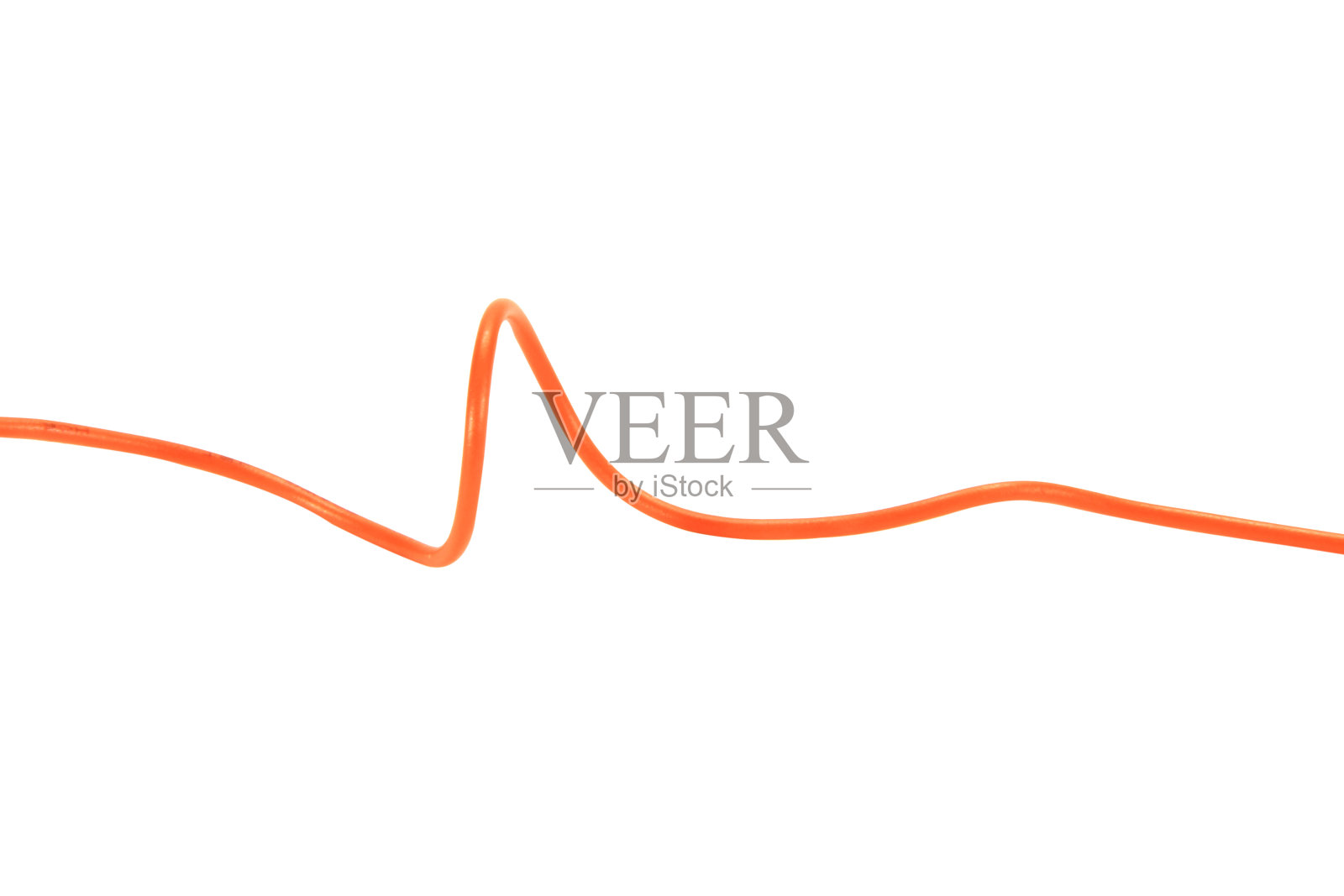 橙色电线电缆的usb和适配器隔离在白色背景。电子连接器。选择重点。剪切路径。照片摄影图片