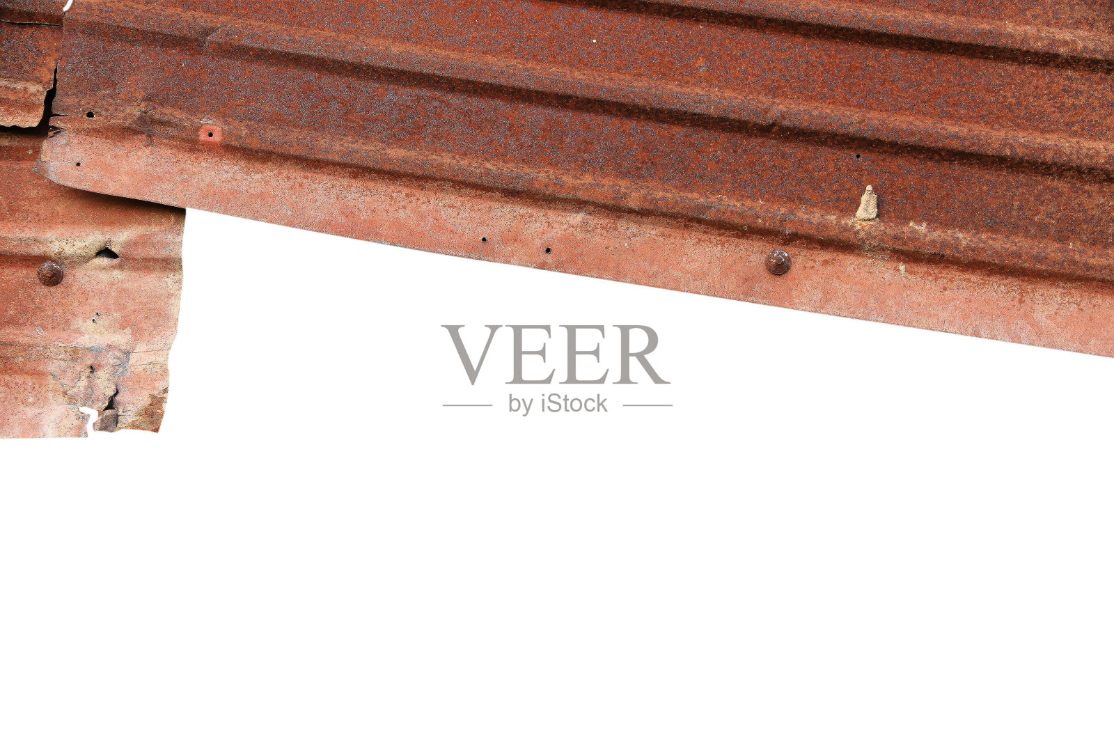 墙上的旧锌生锈了，脏了，在白色的背景上被夹住了。照片摄影图片