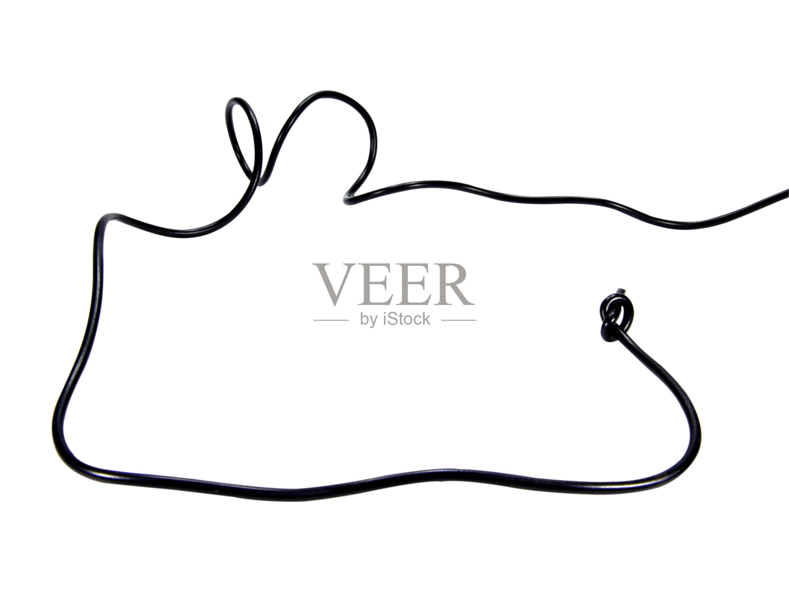 黑色电线电缆的usb和适配器隔离在白色背景。电子连接器。选择重点。剪切路径。照片摄影图片