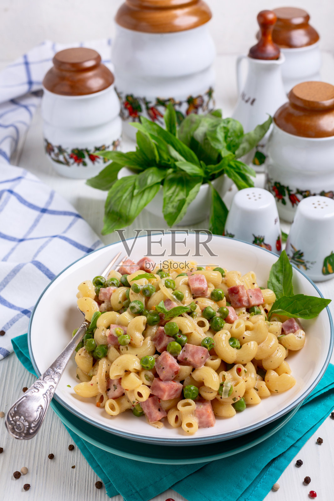 自制青豆火腿意面。照片摄影图片