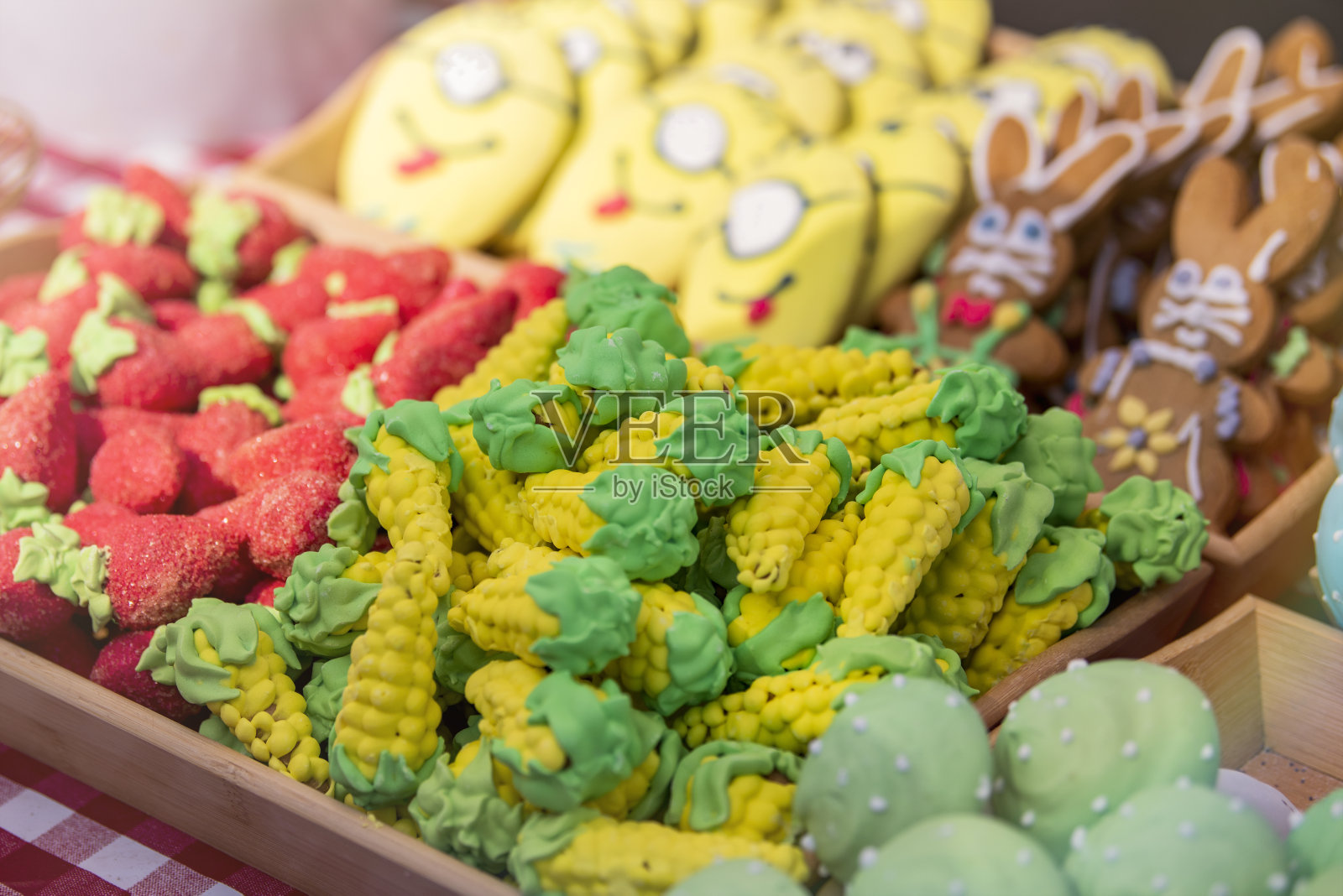 糕饼店里的彩虹糖霜甜点。照片摄影图片