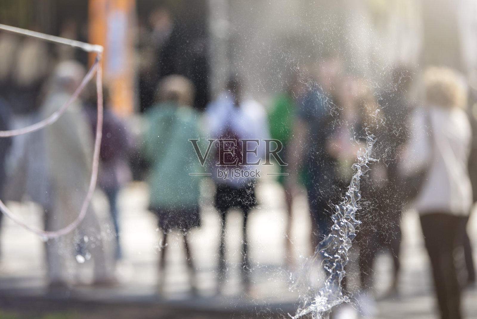 一个男人在公园里制造了一个巨大的肥皂泡。男人的大幻想破灭了。夏天全家去公园玩。照片摄影图片