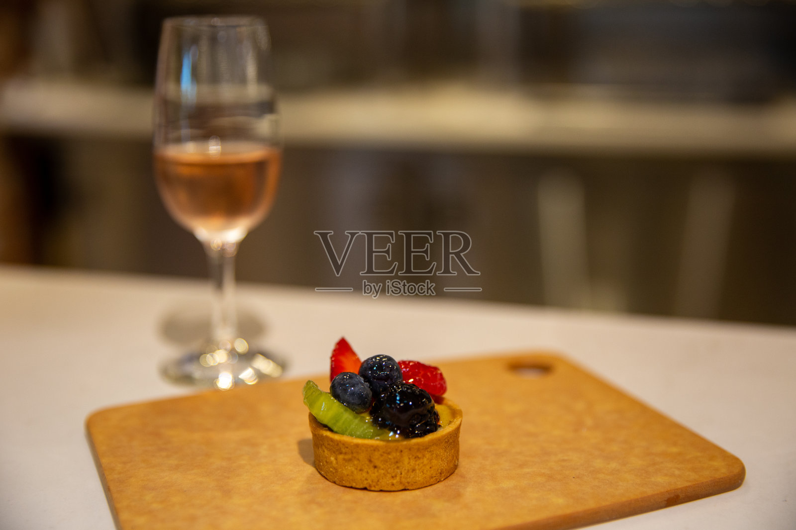 酒配馅饼照片摄影图片