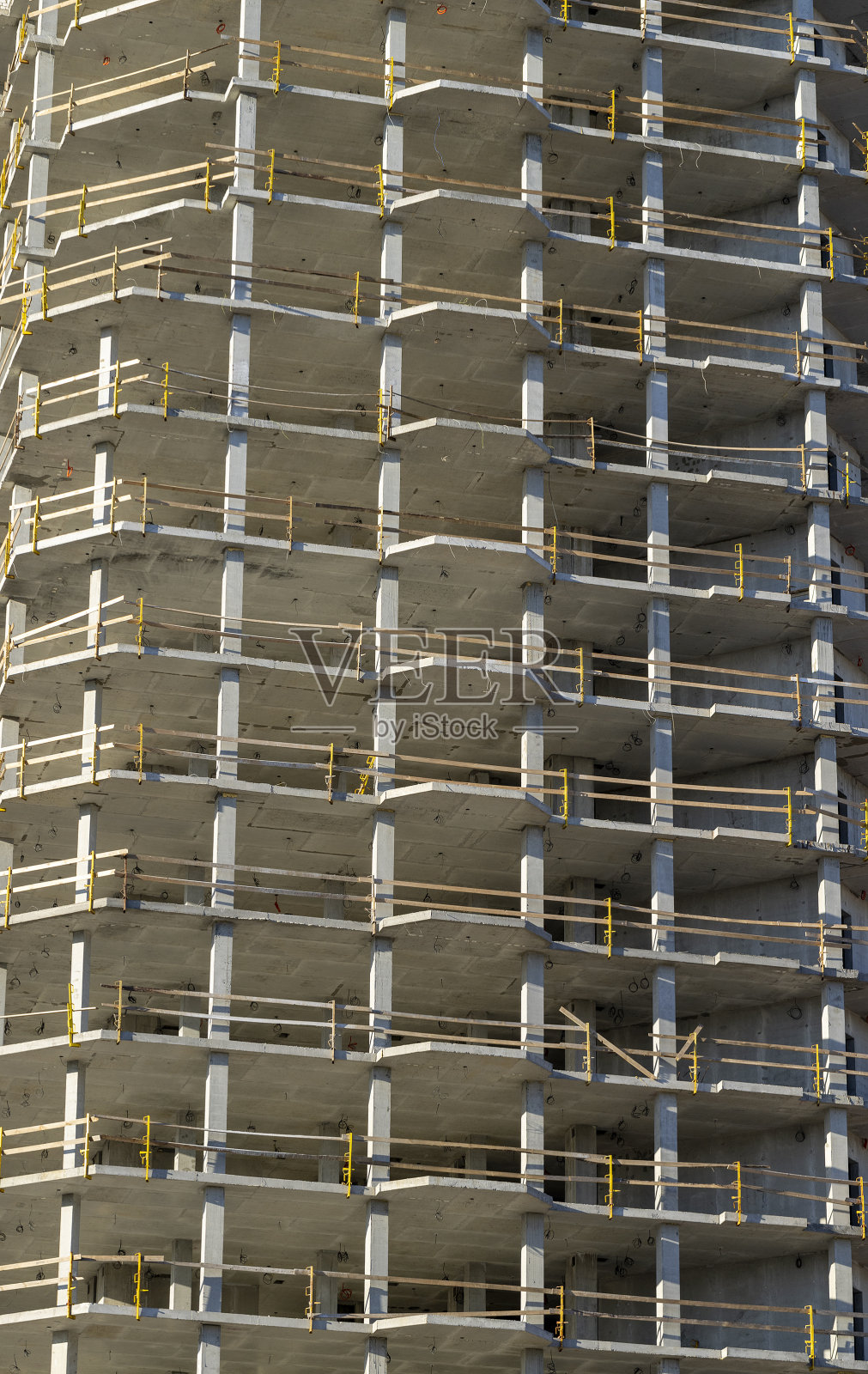 由混凝土和金属组成的多层住宅建筑的一部分特写照片摄影图片