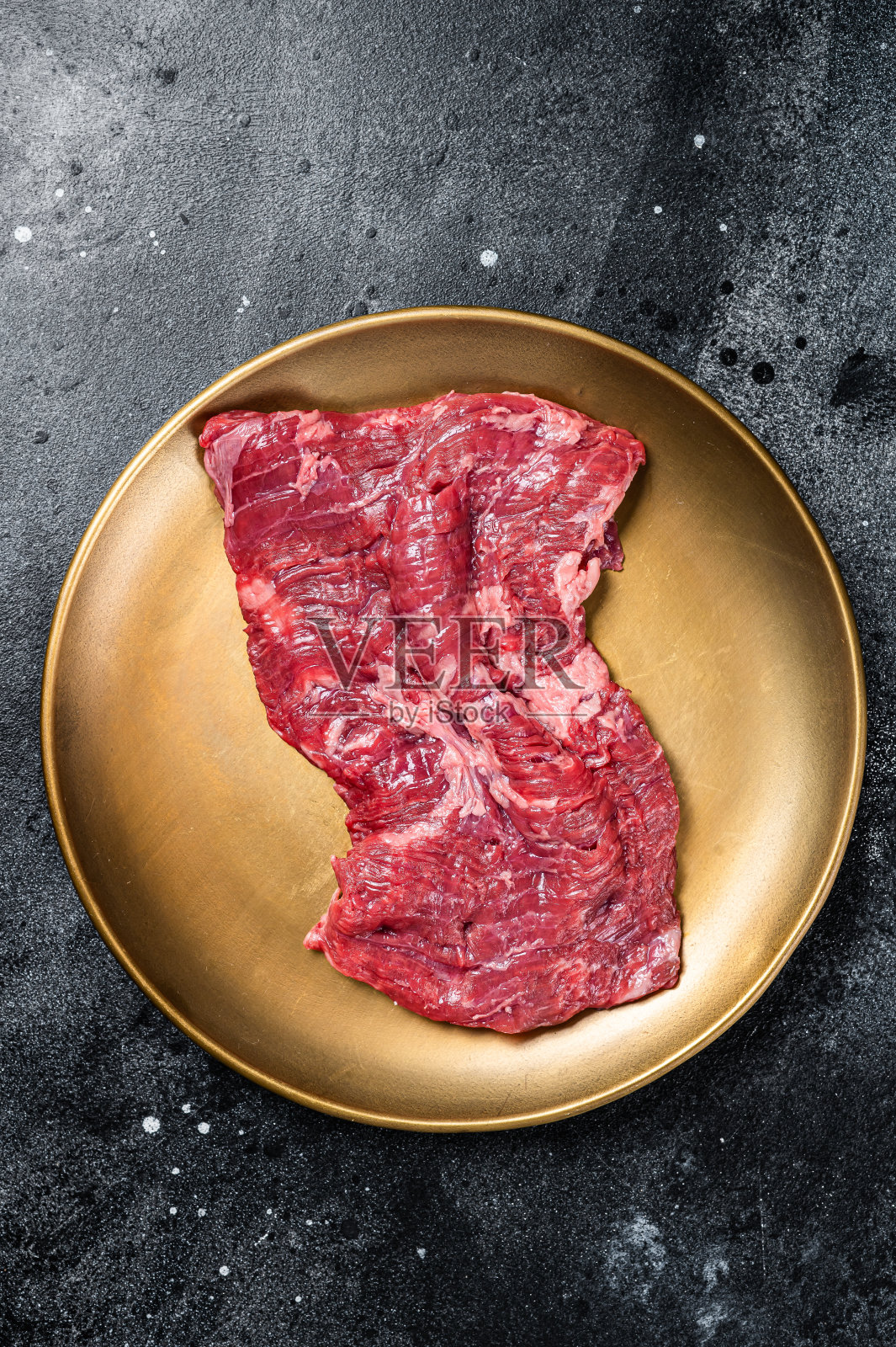 可选择牛排-裙或弯刀，生牛肉肉。黑色背景。俯视图照片摄影图片