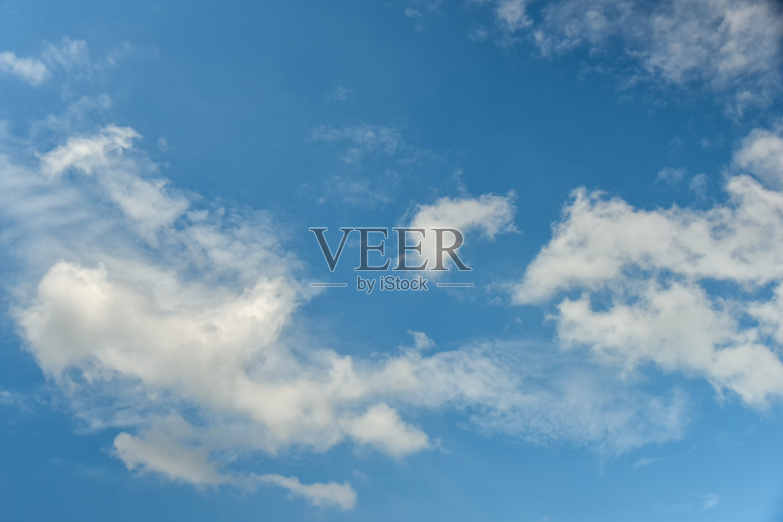 美丽的积云映衬着蓝天。照片摄影图片