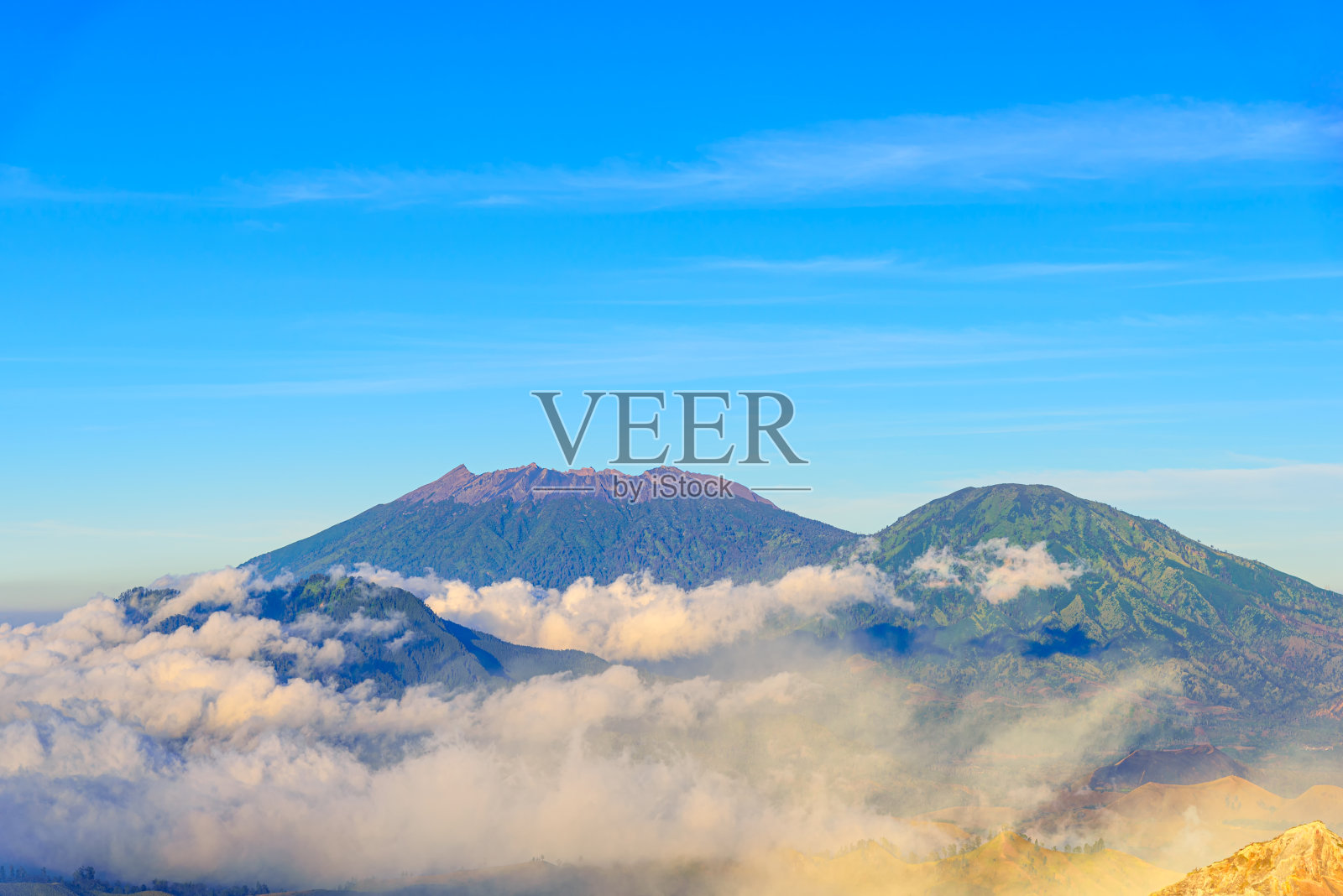 从印尼东爪哇班宇旺吉的伊真山上俯瞰的朗山景观。照片摄影图片