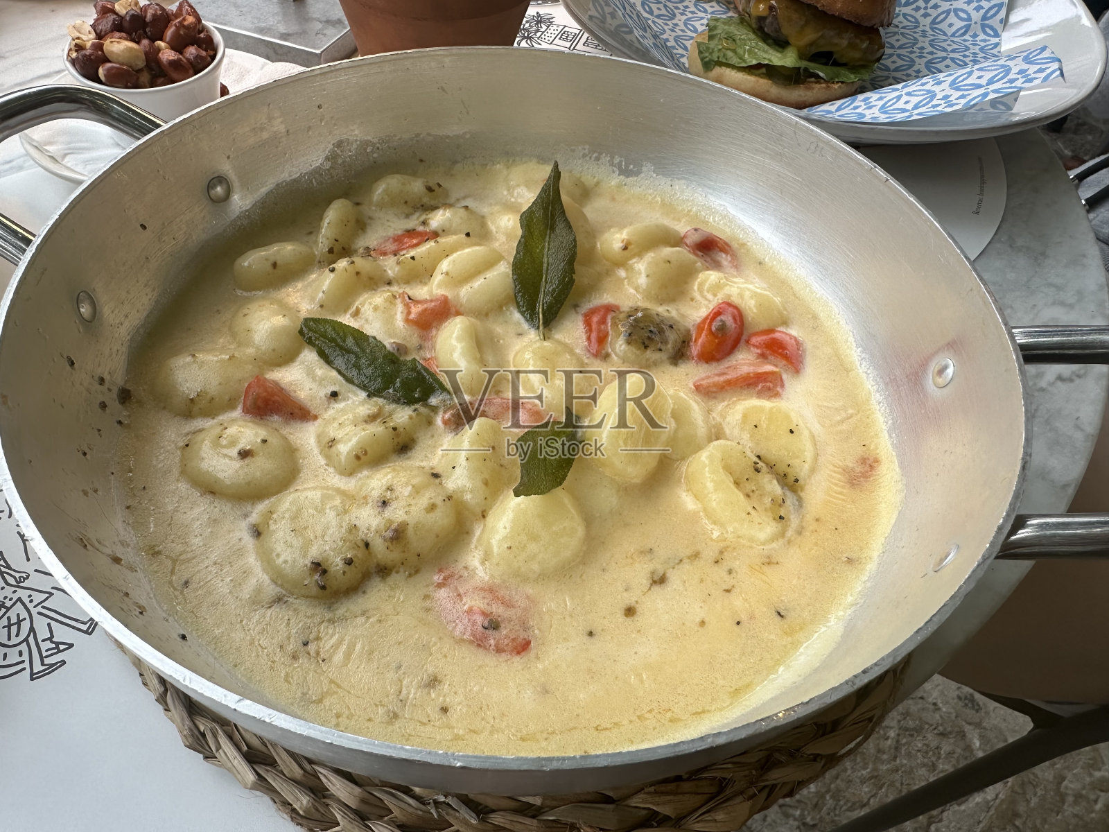 汉堡和意大利汤圆照片摄影图片