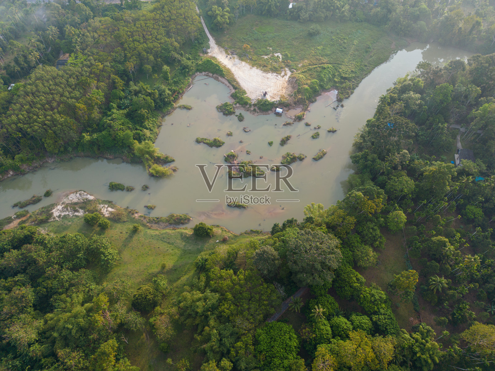 鸟瞰清晨日出与雾河山照片摄影图片