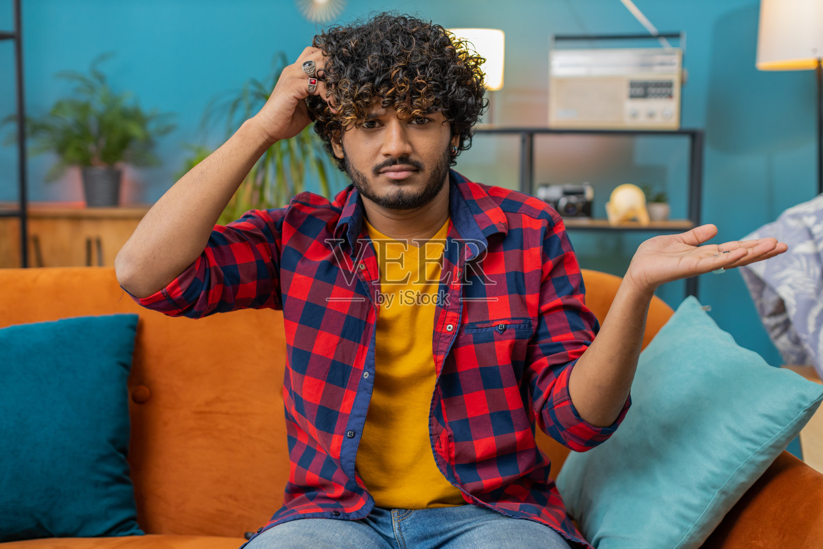 困惑的印度男人对模棱两可的问题感到尴尬，有疑问，不知道，没有答案照片摄影图片