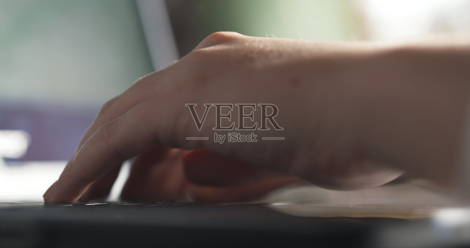 年轻女性的手使用笔记本很浅的焦点照片摄影图片