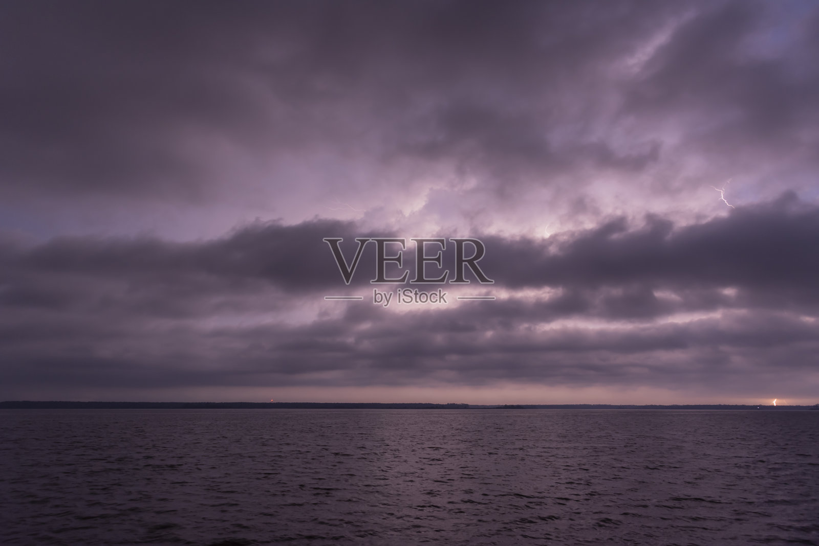 阿巴拉契科拉湾夜间暴风雨伴有闪电照片摄影图片