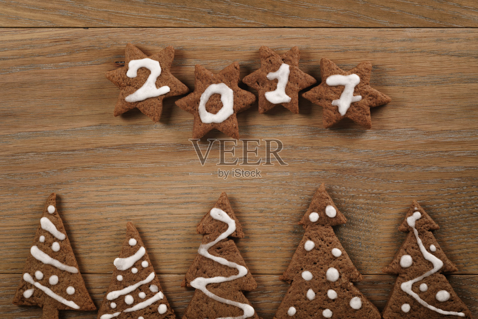 姜饼巧克力饼干在木桌上形成构图照片摄影图片