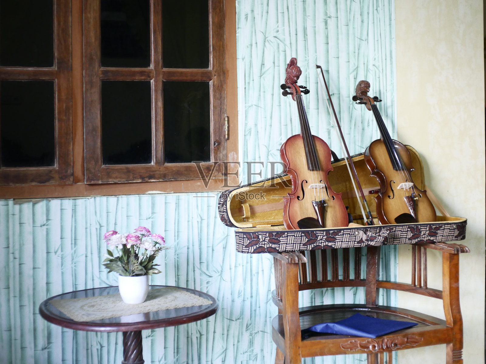 印度尼西亚库德斯，用竹子制成的复古风格小提琴，库存照片照片摄影图片