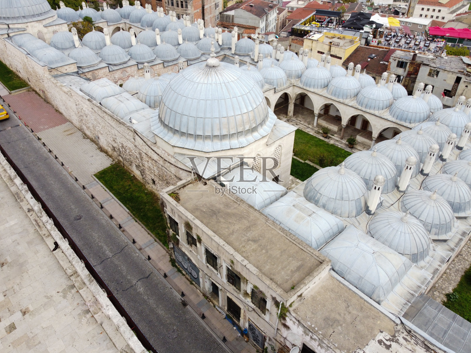 清真寺的空中无人机视图，土耳其伊斯坦布尔巨大的奥斯曼帝国清真寺照片摄影图片