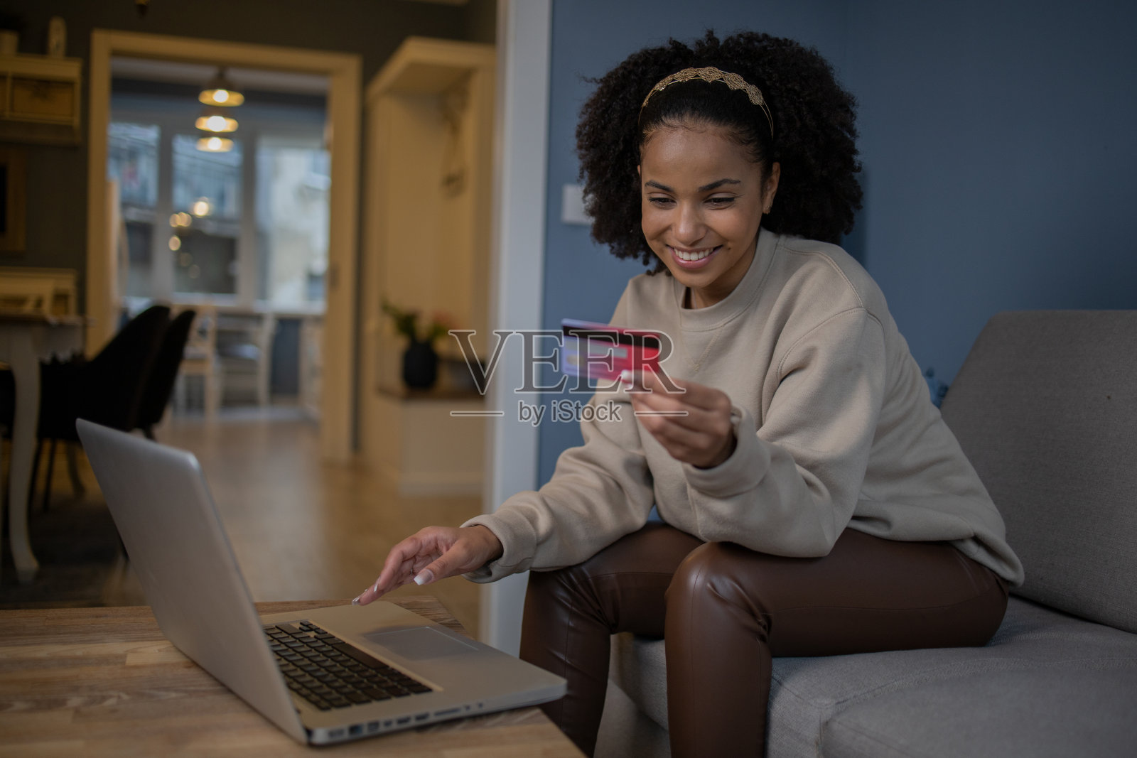 快乐的女人在网上购物照片摄影图片