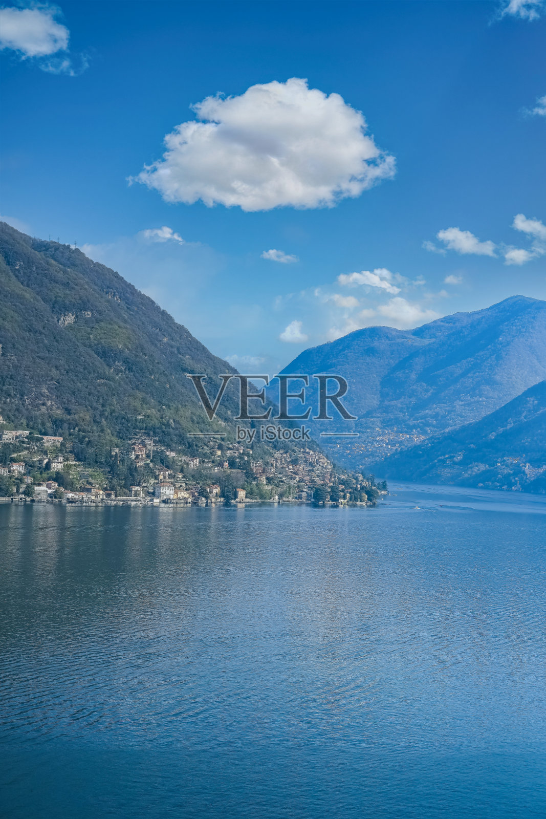 意大利科莫市，从湖中俯瞰照片摄影图片