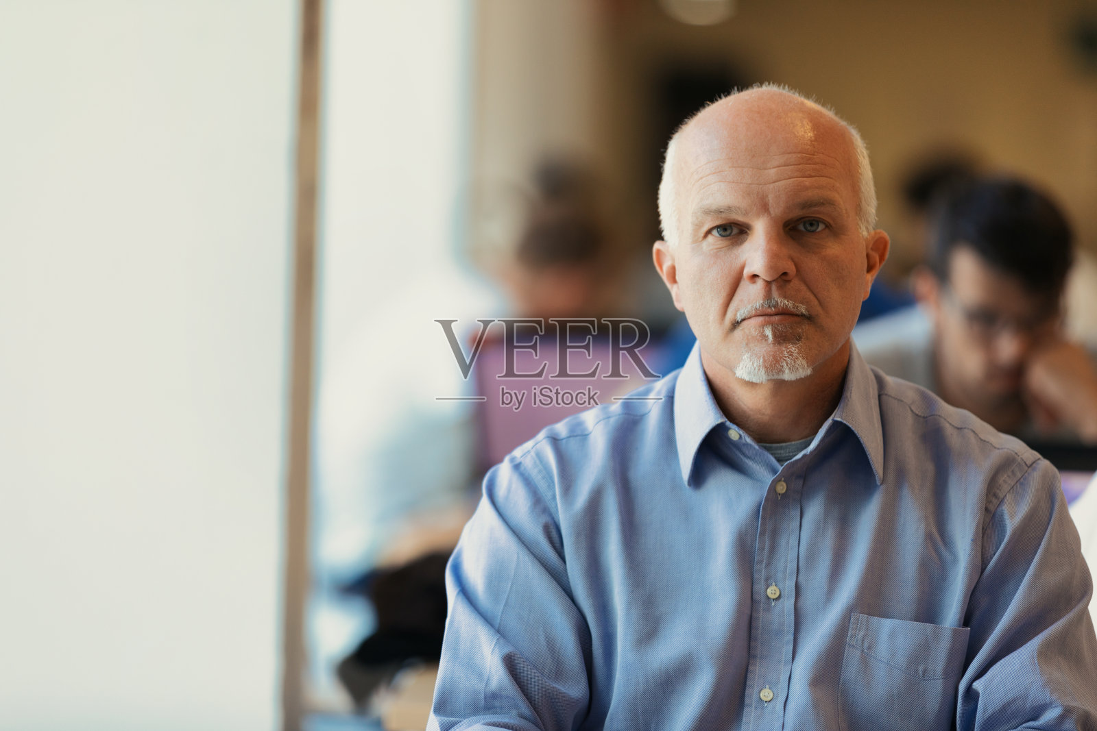 中年男子在镜头前模糊的人群中照片摄影图片