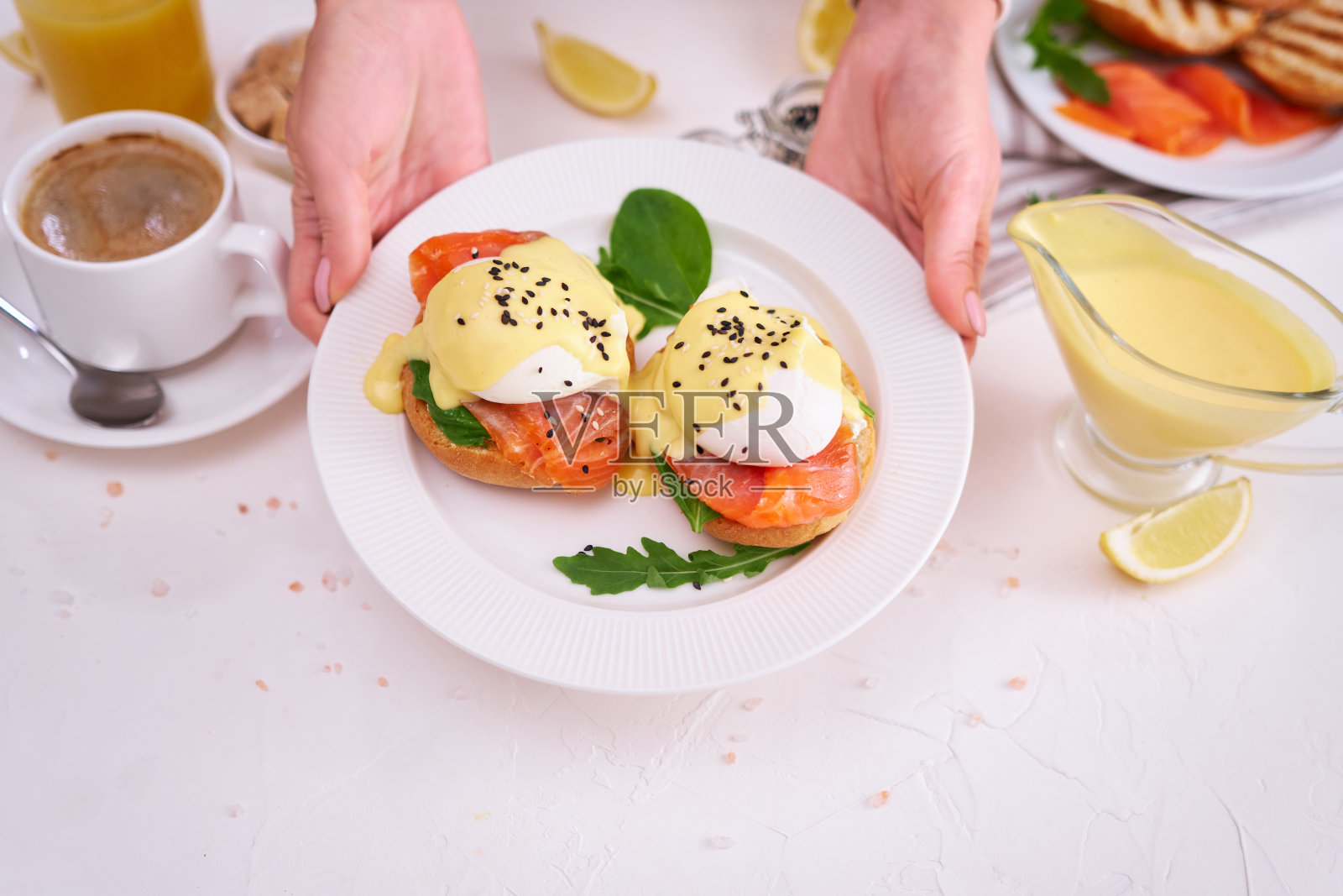 奶油芝士焗蛋和烟熏鲑鱼照片摄影图片