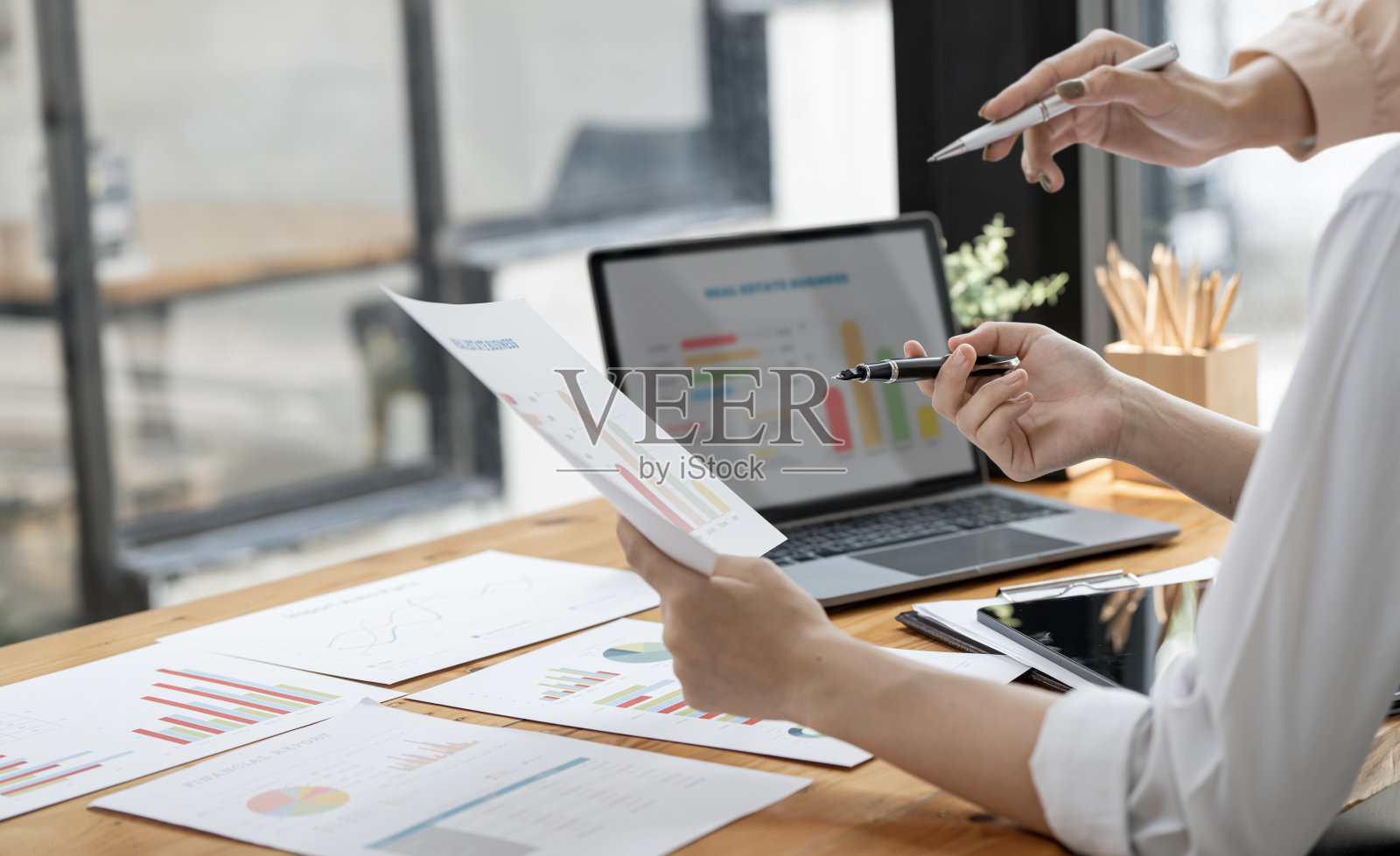 商务咨询会议，集思广益新的项目融资投资理念。照片摄影图片