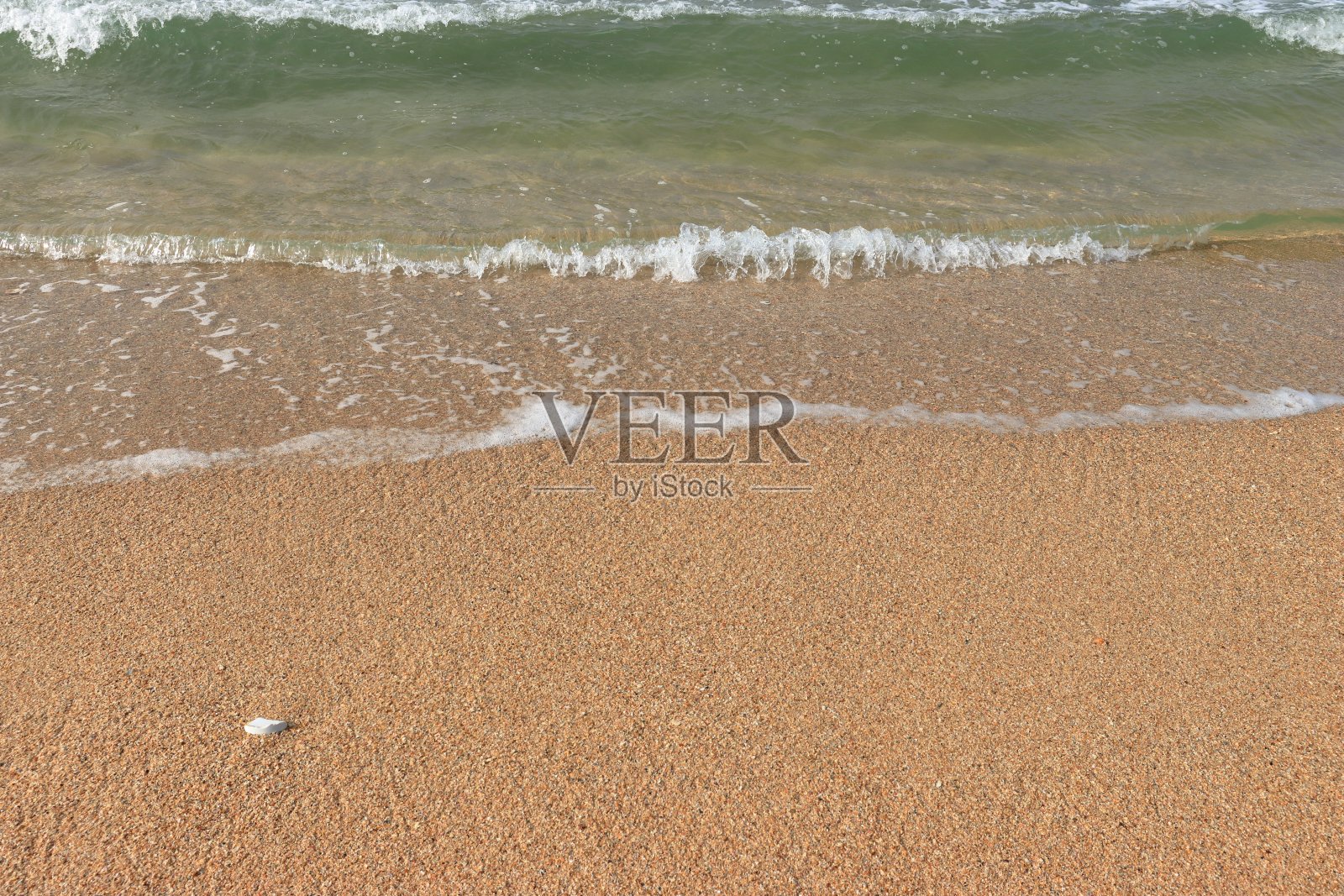 在一个阳光明媚的日子里，热带美丽的沙滩上的海浪照片摄影图片