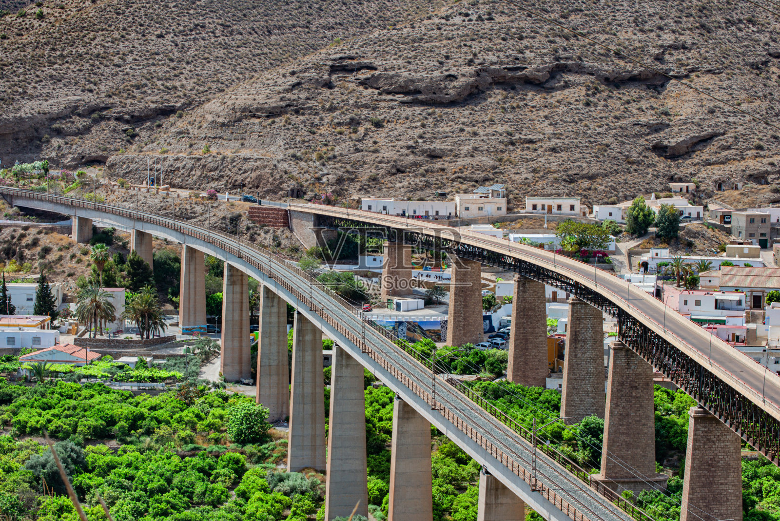 铁轨上挤满了人照片摄影图片