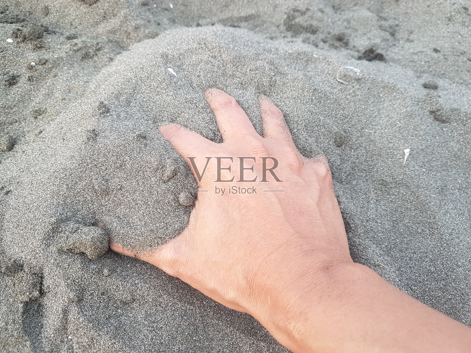 人们的手捧着沙滩上的沙子照片摄影图片