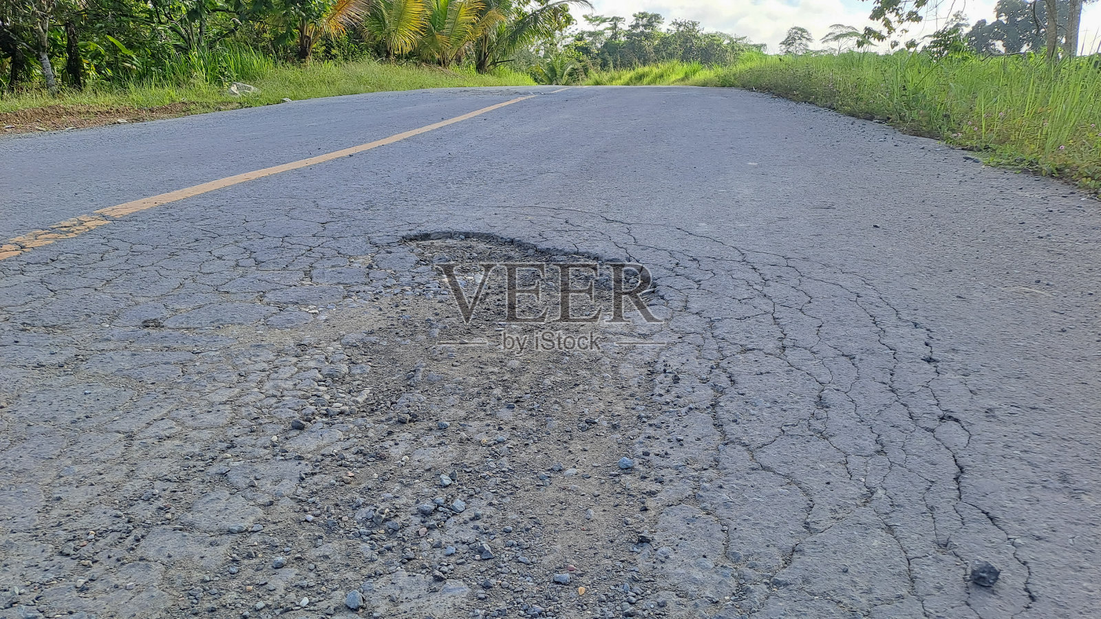 坑坑洼洼的沥青路面照片摄影图片