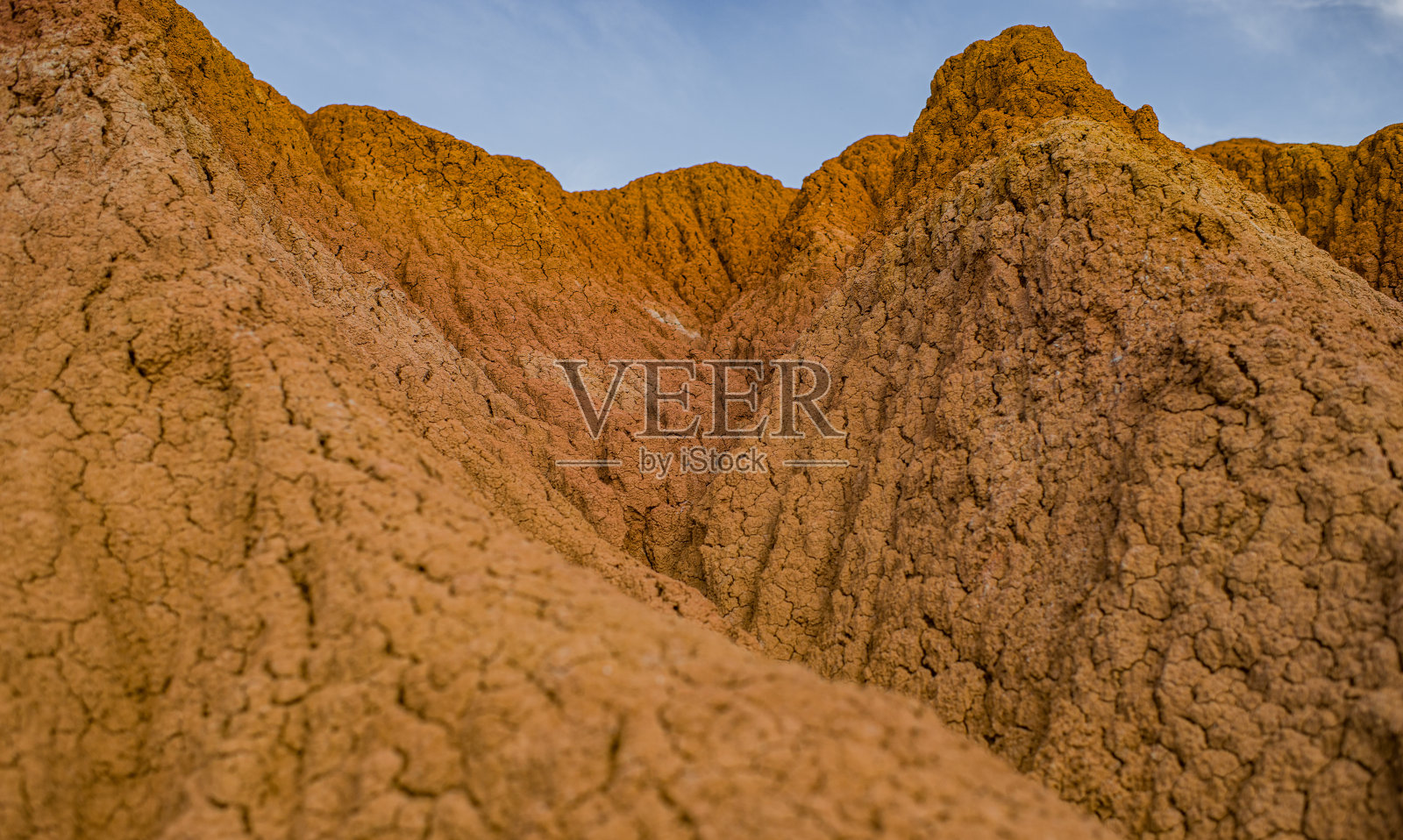 夏季的沙漠景观，一片赭色的沙漠景观照片摄影图片