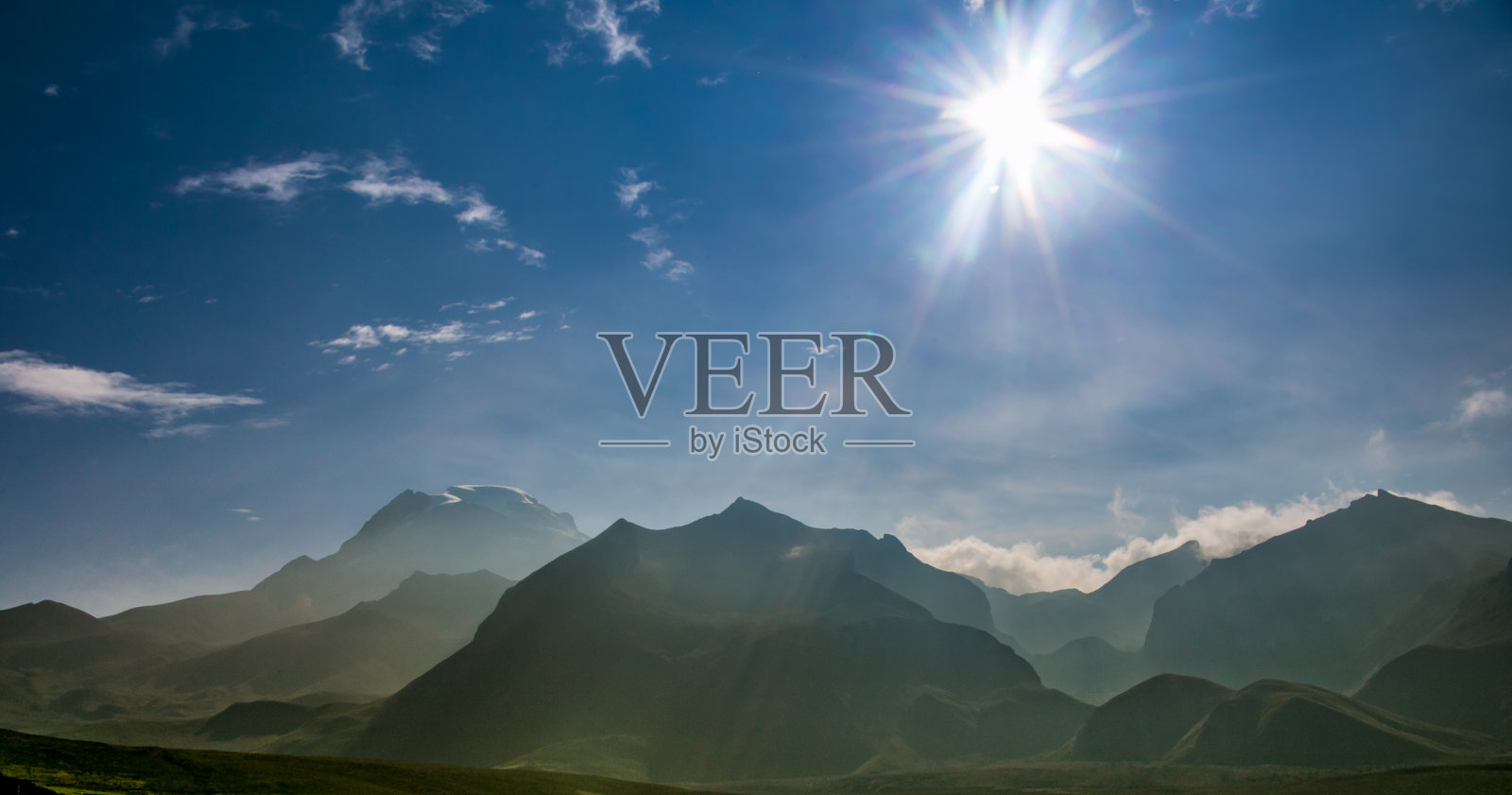 夏季日出时的托利马白雪皑皑的火山景观，帕拉莫的山地景观(高地)照片摄影图片