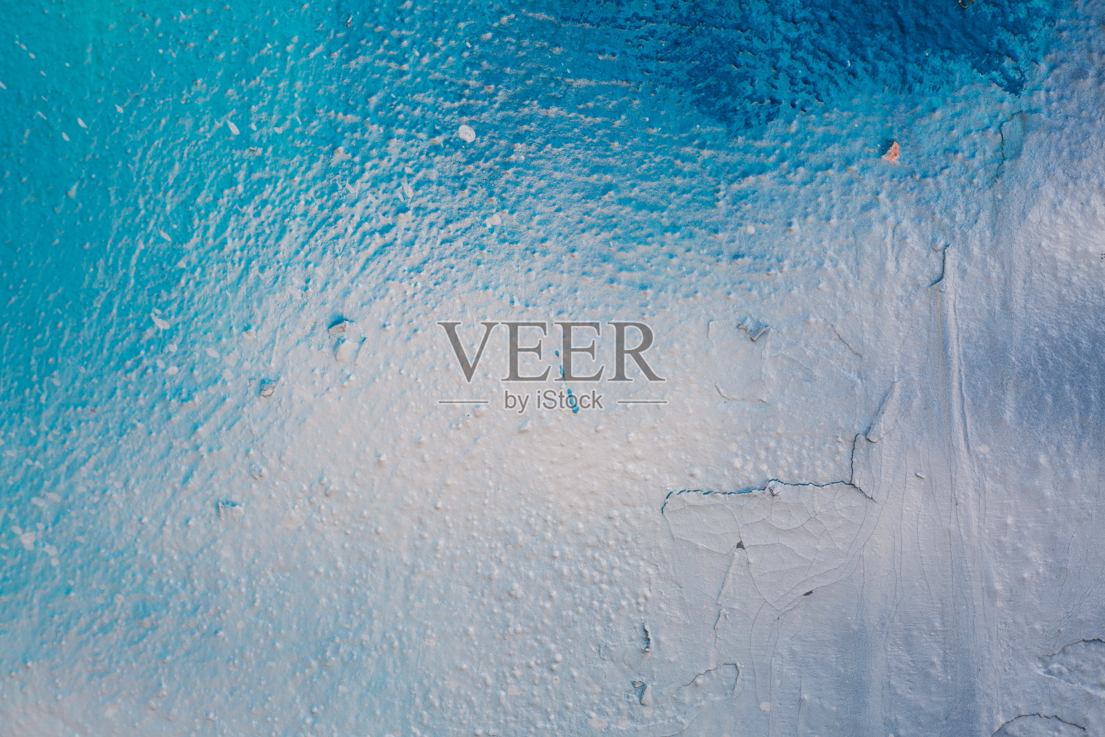 外水泥墙上有蓝白色的灰泥渍。背景图片。壁纸纹理图片。前视图。油漆和清漆照片摄影图片