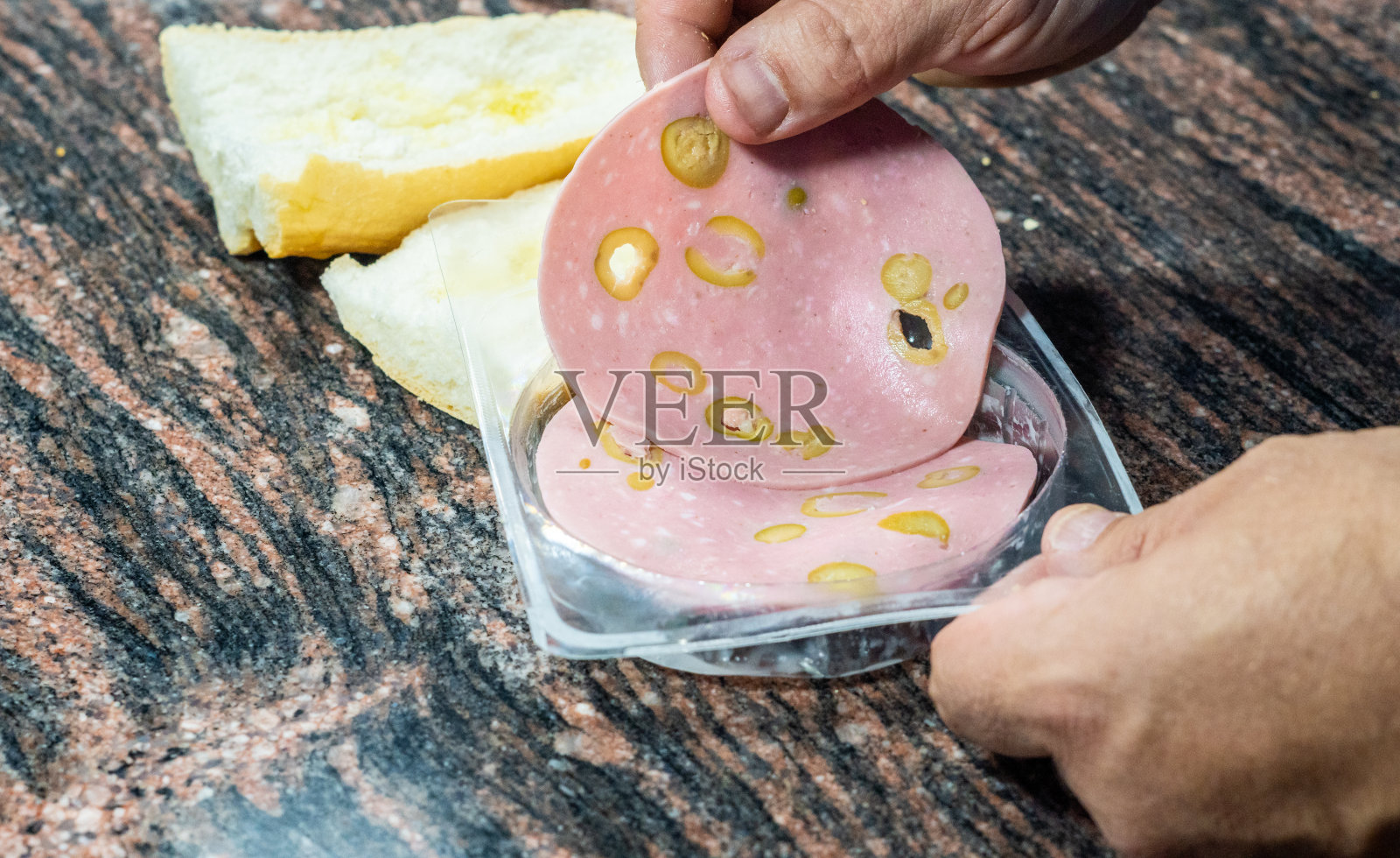 吃摩泰台拉的男人照片摄影图片