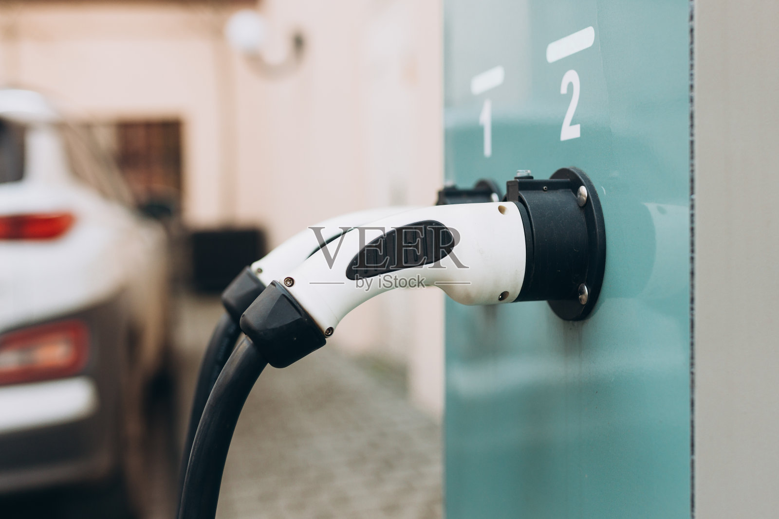 电动汽车或电动汽车在充电站，电源线插头。环保替代能源概念照片摄影图片