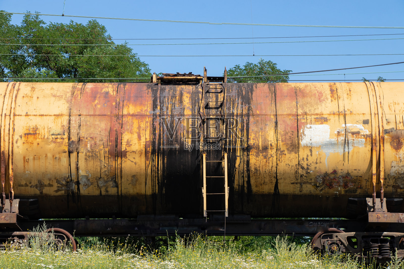 在乌克兰的铁路上，一个退役的石油运输油罐照片摄影图片