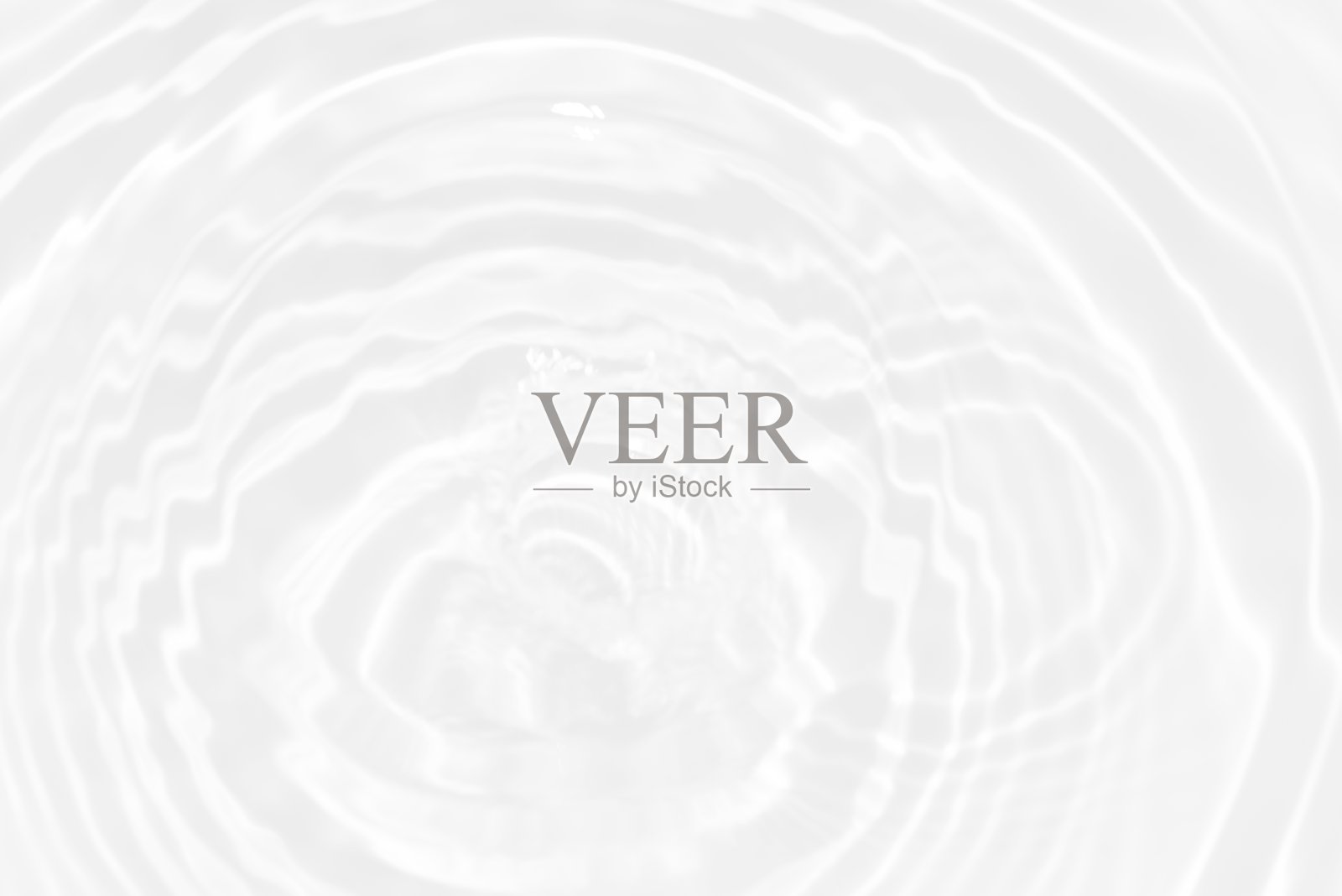 水面泛起涟漪的白水。散焦模糊透明白色彩色清澈平静水面纹理飞溅和气泡。水波与闪亮的图案纹理背景。照片摄影图片