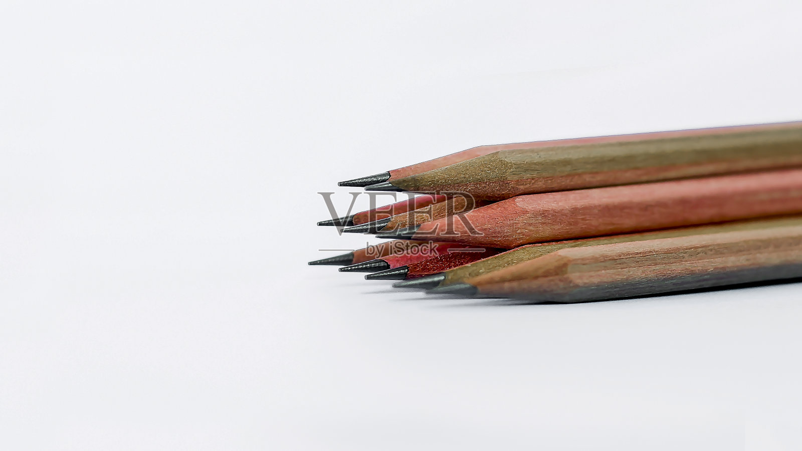 铅笔堆在白色的背景上照片摄影图片