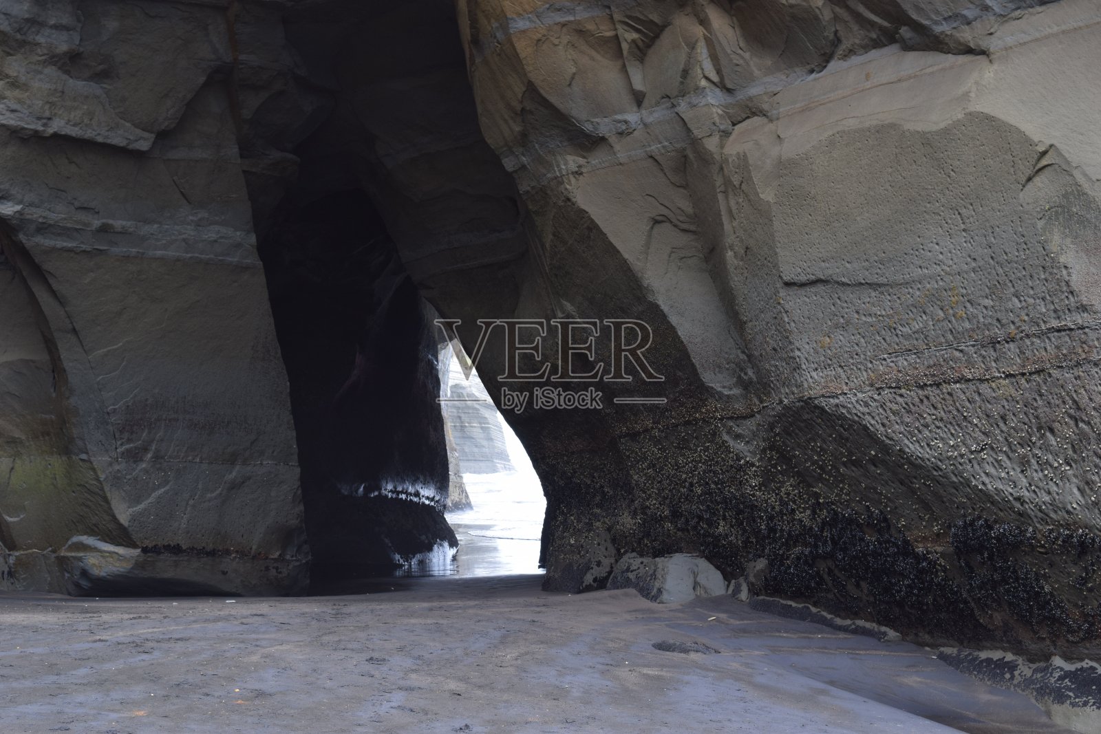 海滩洞穴探险照片摄影图片